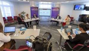 Barometrul AmCham: Marile companii îşi amână investiţiile şi solicită un guvern stabil şi predictibilitate fiscală